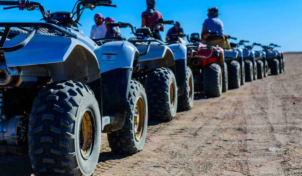 Excursión al desierto al atardecer con cena barbacoa